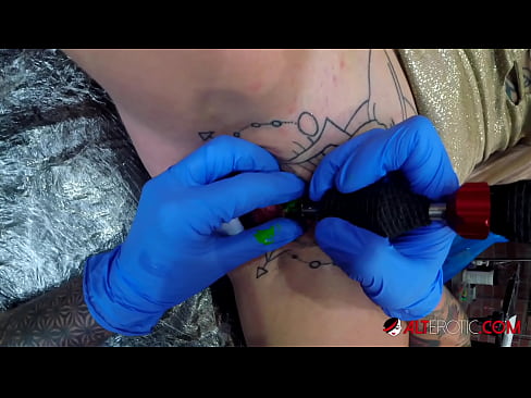 ❤️ E dashura jashtëzakonisht e bërë me tatuazhe, Sully Savage, bëri një tatuazh në klitorisin e saj Video porno në sq.milfnut-net.ru ❌️